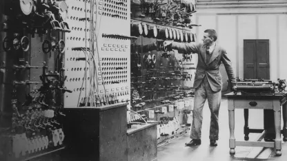 Un homme devant un appareil complexe rempli de boutons et de fils connectés.